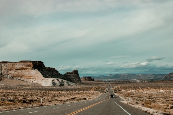 Wie verbessern vernetzte Fahrzeuge die Sicherheit auf der Straße?